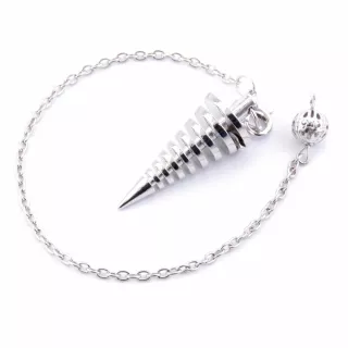 Cómo usar un péndulo de metal de cadena para radiestesia