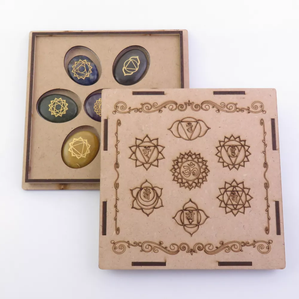 Caja de madera con piedras naturales de los 7 chakras: Descubre sus usos, beneficios y cómo se alinea con tu energía.