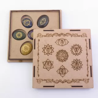 Caja de madera con piedras naturales de los 7 chakras: Descubre sus usos, beneficios y cómo se alinea con tu energía.