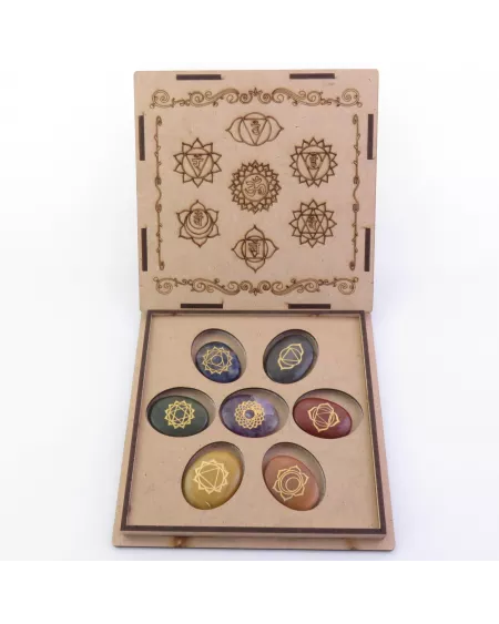 Caja de madera con piedras naturales de los 7 chakras: Descubre sus usos, beneficios y cómo se alinea con tu energía.